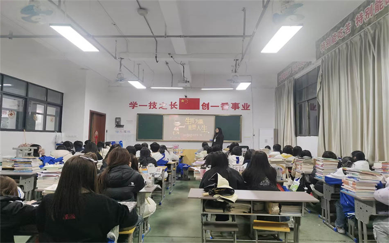 學(xué)工處組織各班召開(kāi)“生而為贏，重塑人生”