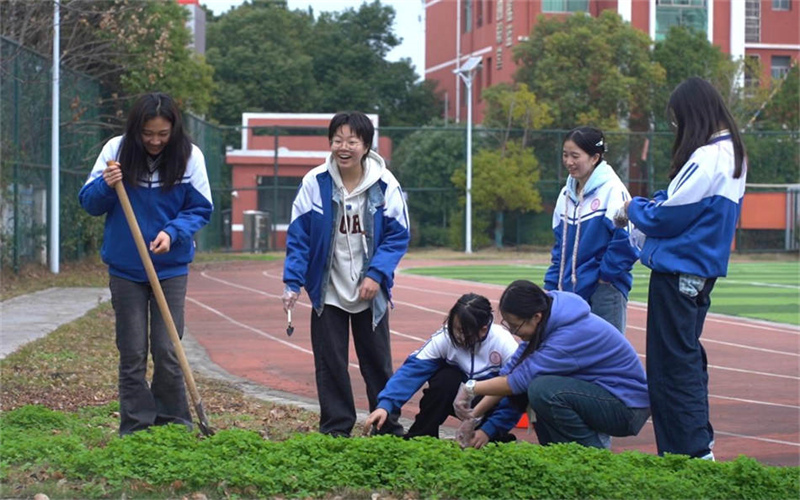 種花添彩，共繪校園新畫卷-我校團(tuán)委組織植