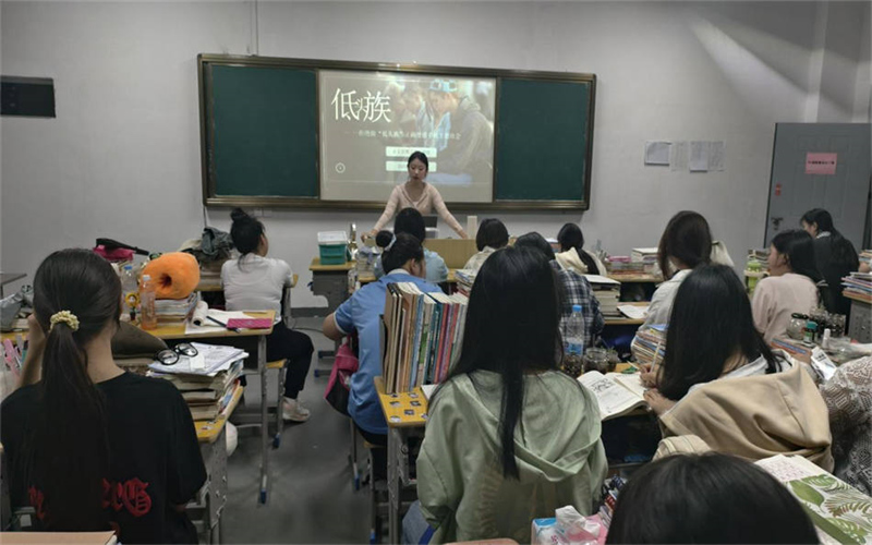 我校各班級(jí)開展“拒做低頭族，抬頭贏未來”